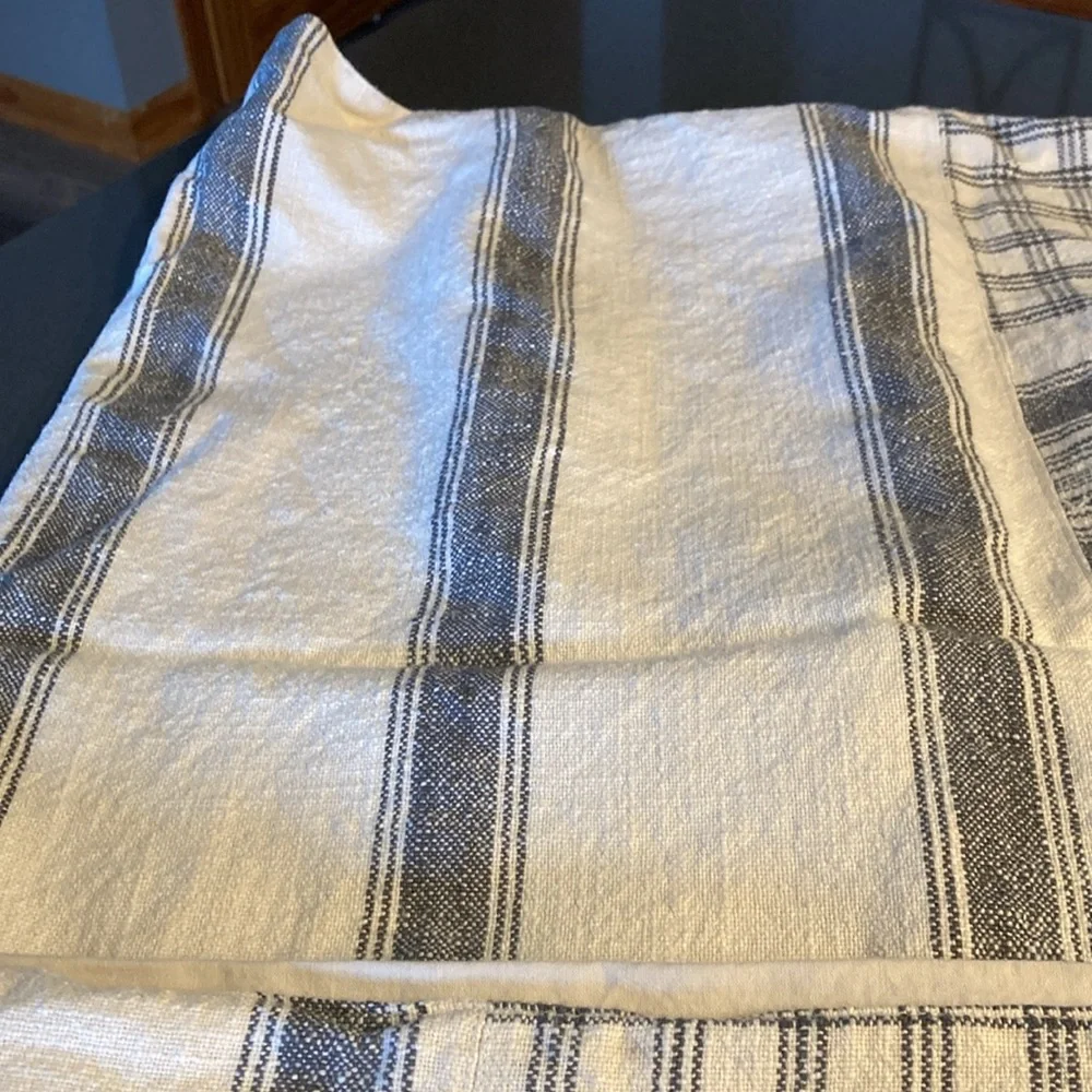 Gray table throw - Picture 2 of 6